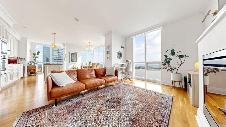 Property Photo: 16 Harbour Street 5005 ON M5J 2Z7