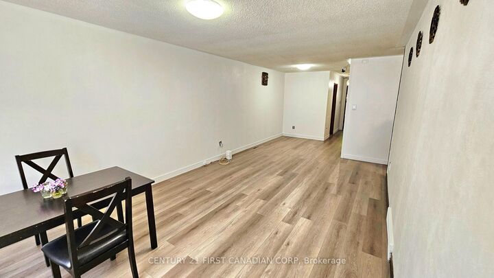Property Photo:  17 Edgemere Crescent  ON N5Z 4M6 