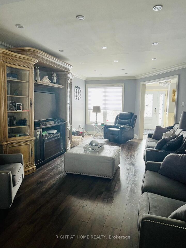 Property Photo:  36 Ellerby Square N  ON L4L 1N1 