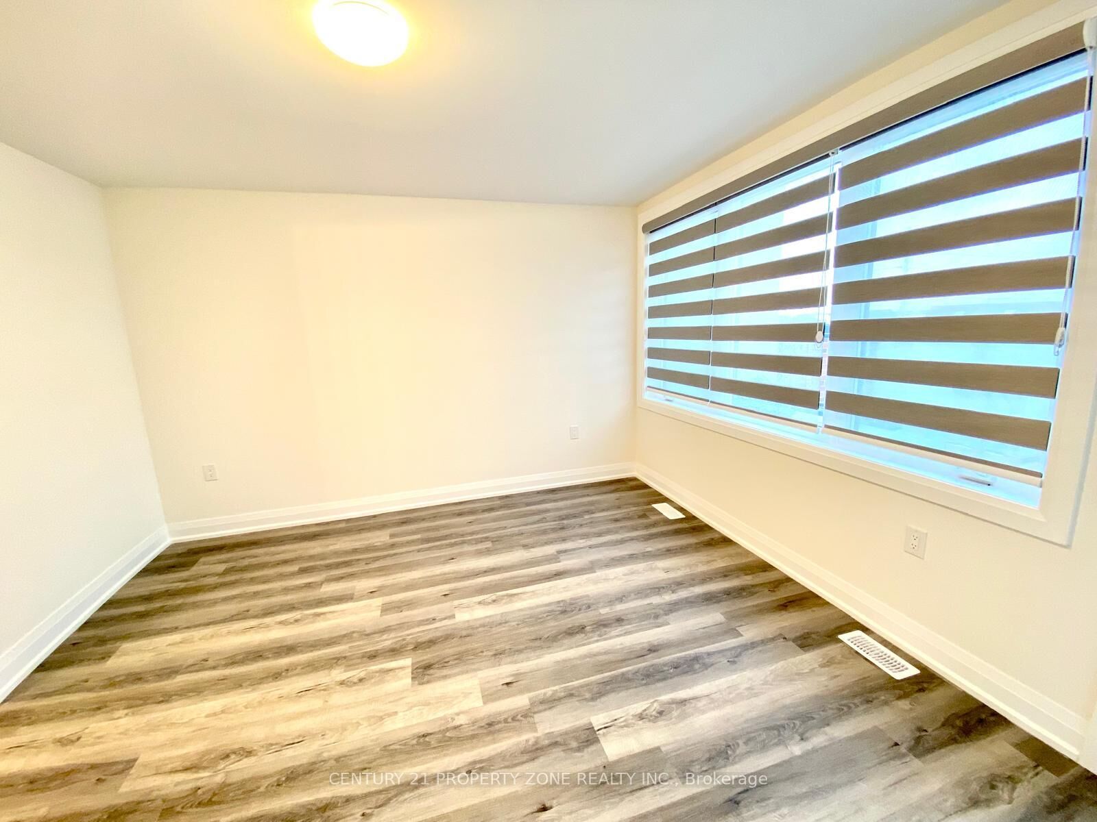 Property Photo:  183 Victoria Street 3  ON N2H 5C5 