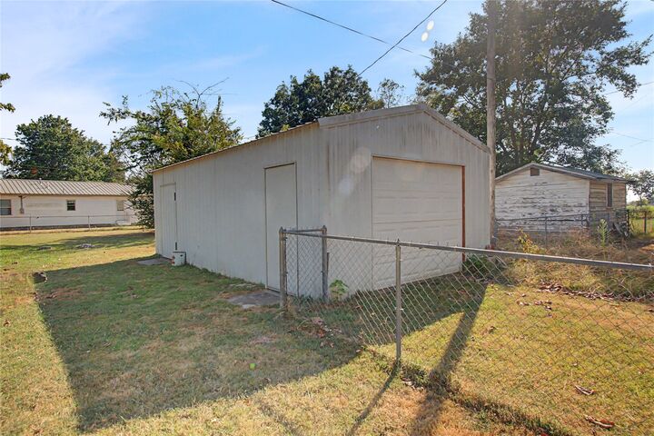 Property Photo:  820 W Jefferson Avenue  OK 74426 
