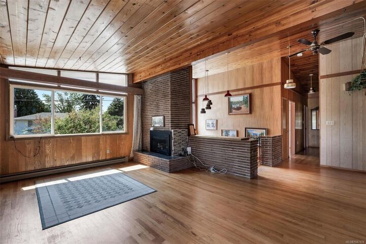 Property Photo: 4426 Chartwell Dr BC V8N 2R3