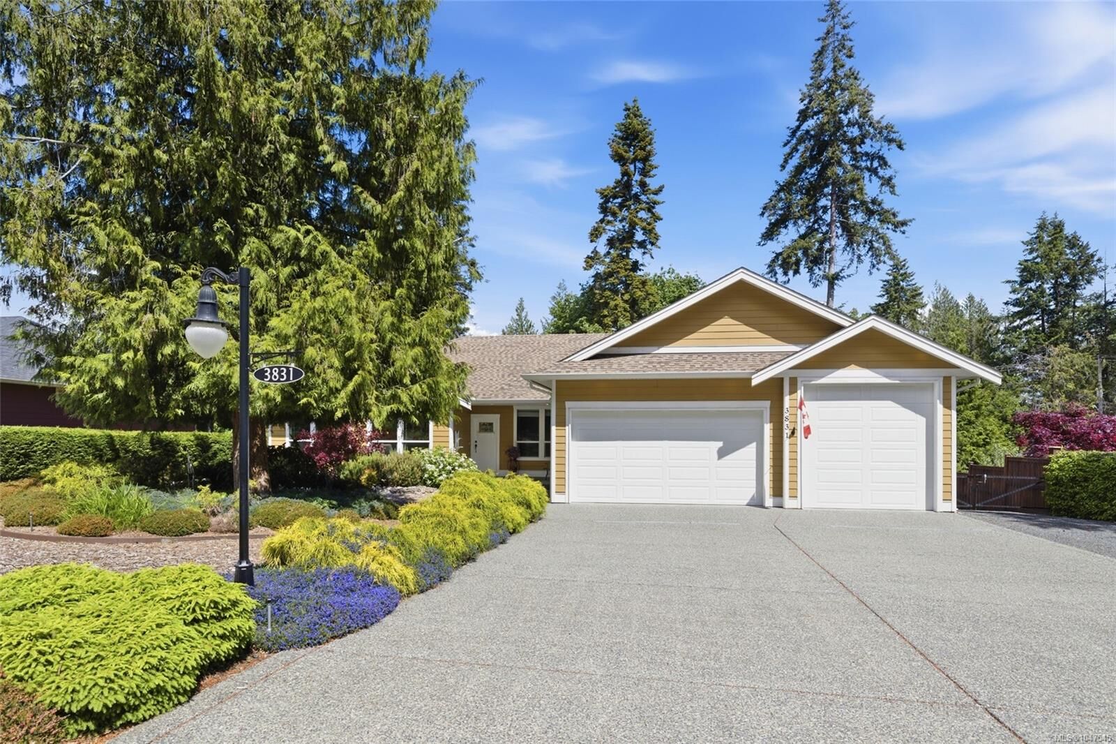 Property Photo: 3831 Creekside Dr BC V0R 1G0