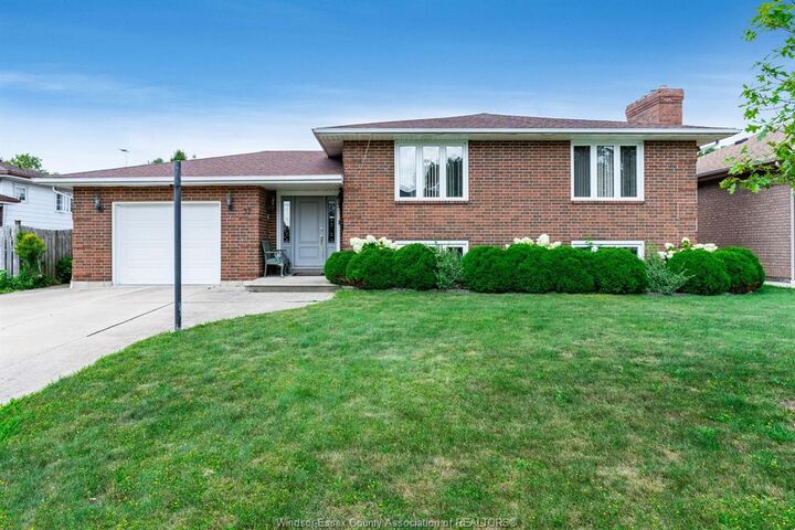 37 Elizabeth Crescent — photo 1