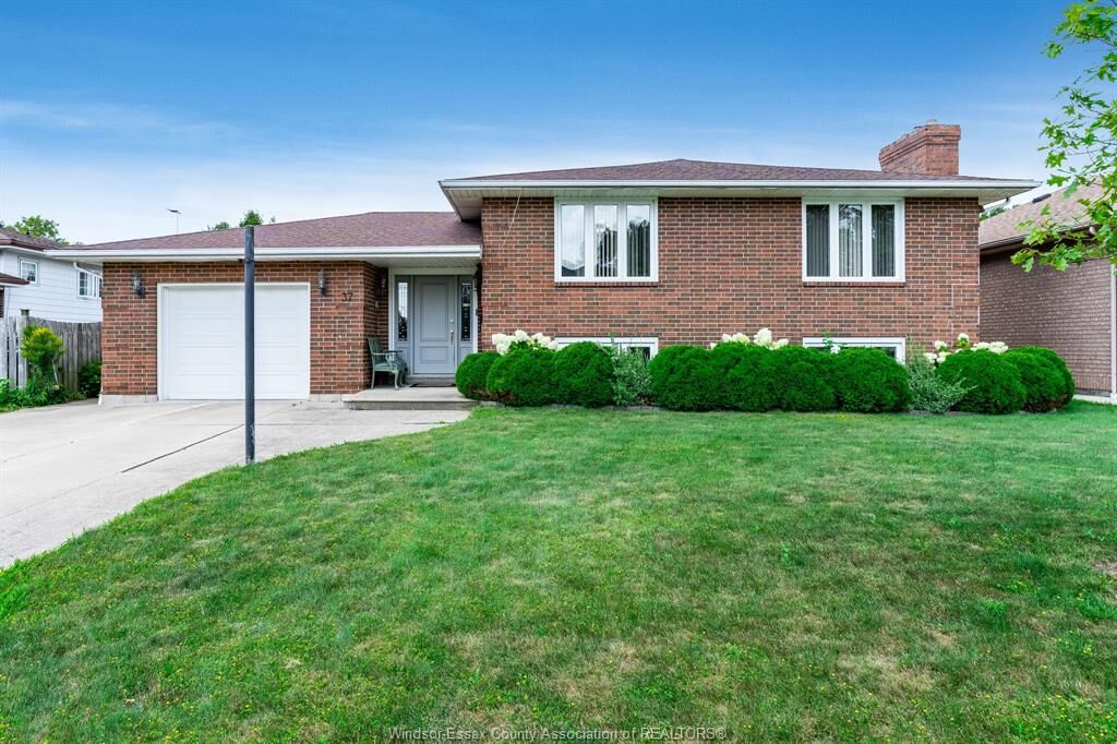 Property Photo:  37 Elizabeth Crescent  ON N8H 4Y4 