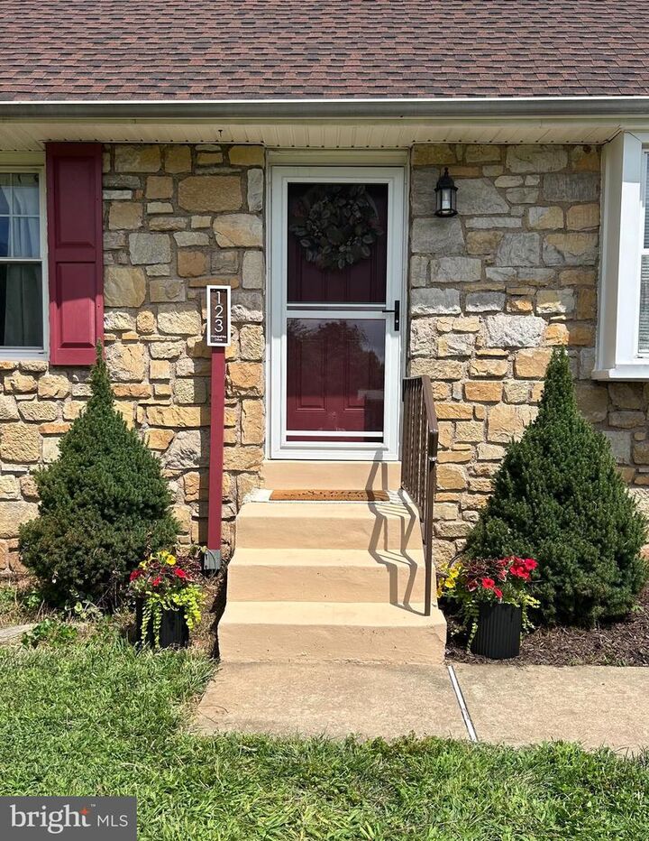 Property Photo:  123 Hampshire Drive  PA 18914 