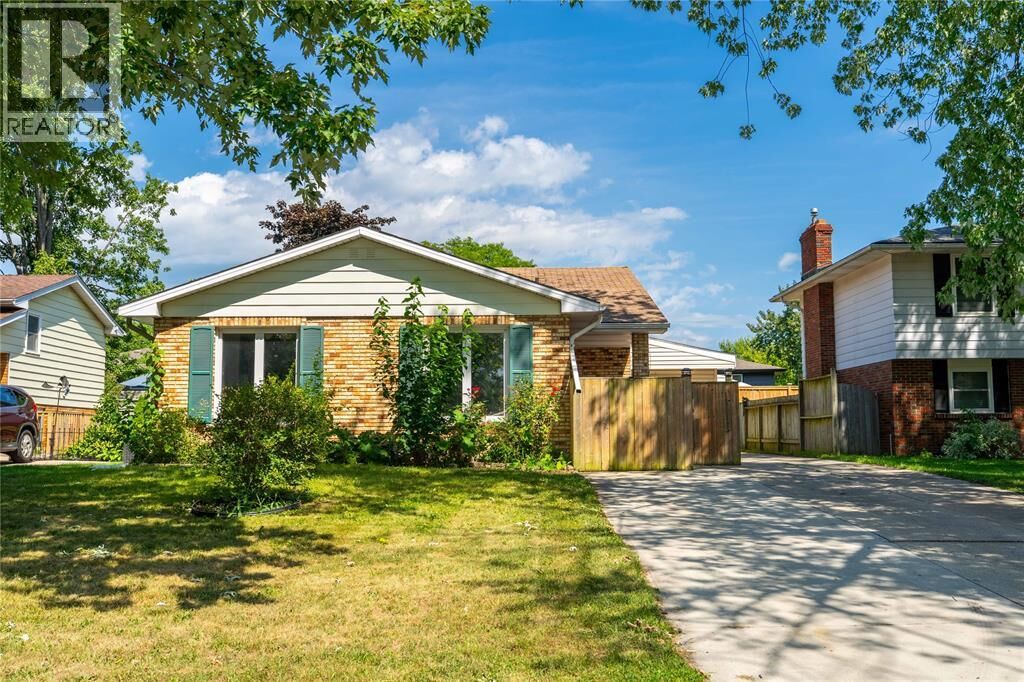 Property Photo:  103 Hanna Crescent  ON N7S 4H4 