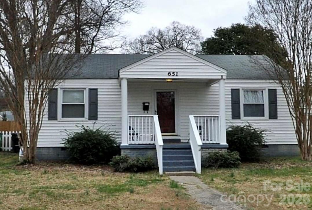 Property Photo: 651 Melbourne Court NC 28209