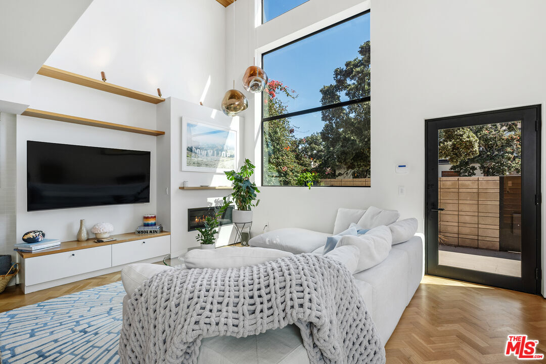 Property Photo: 303 Windward Ave CA 90291