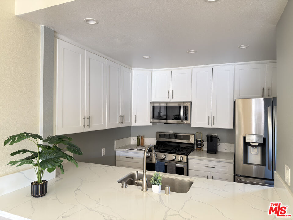 Property Photo: 326 S Manhattan Pl, Unit 203 CA 90020