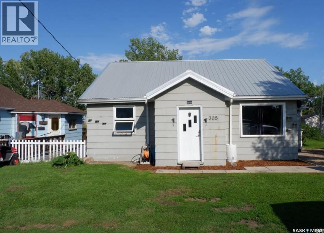 Property Photo: 305 1st Street E SK S0H 3G0