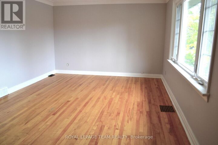 Property Photo: 516 Athlone Avenue 2 ON K1Z 5M8