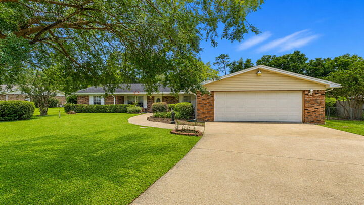 Property Photo: 7719 Brandywood Drive FL 32526