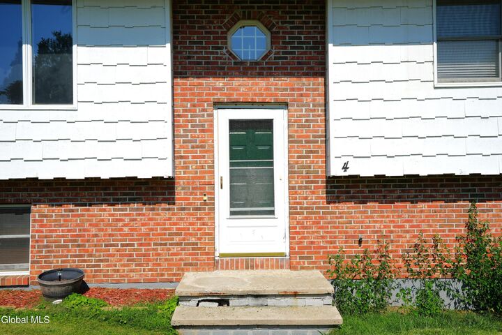 Property Photo:  4 Sylvia Lane  NY 12010 