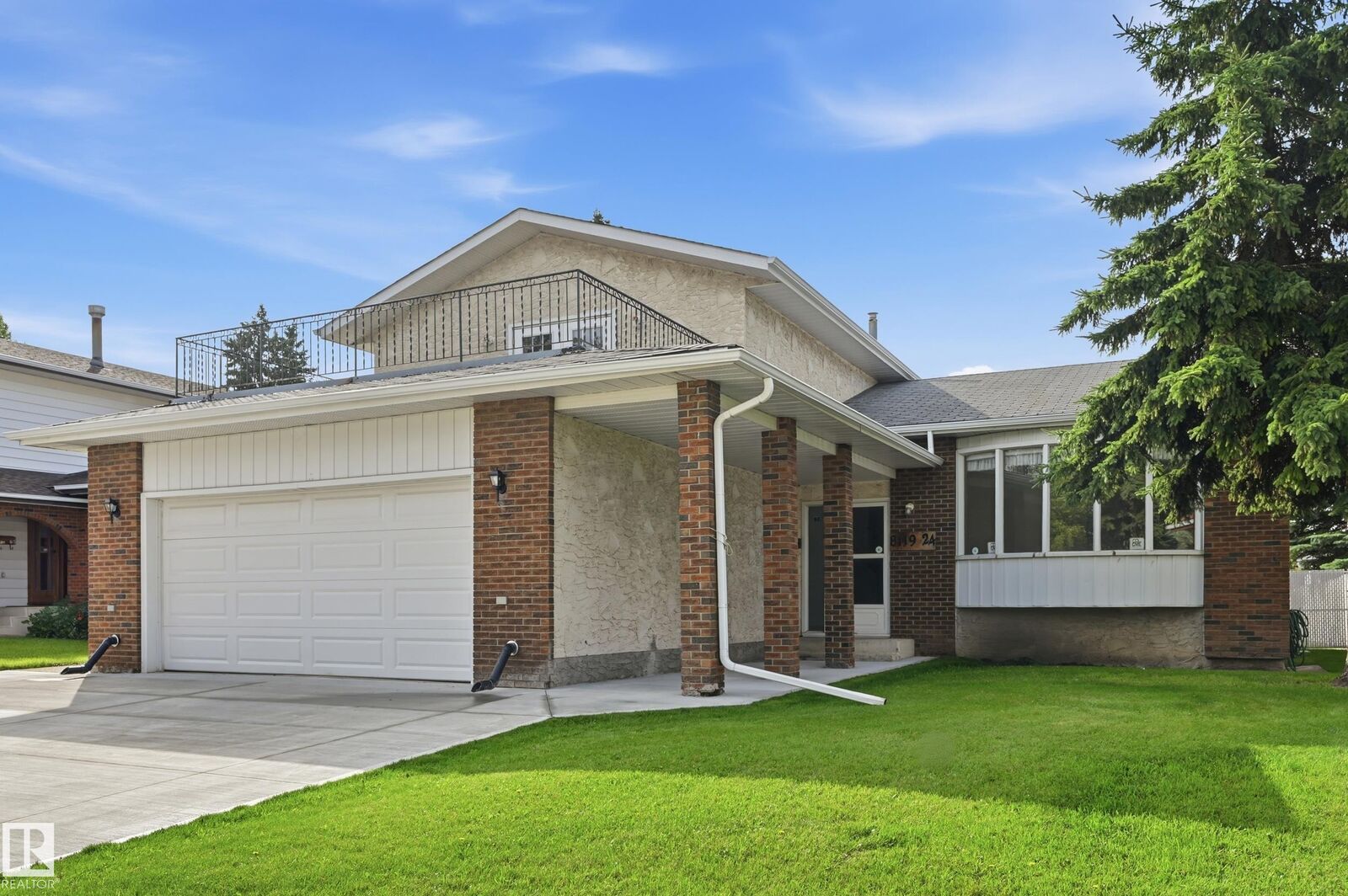 Property Photo:  8119 24 Avenue NW  AB T6K 2W2 