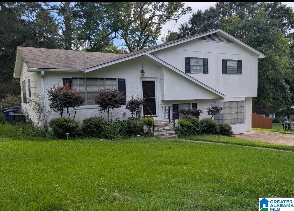 Property Photo: 6909 Arnett Circle AL 35173