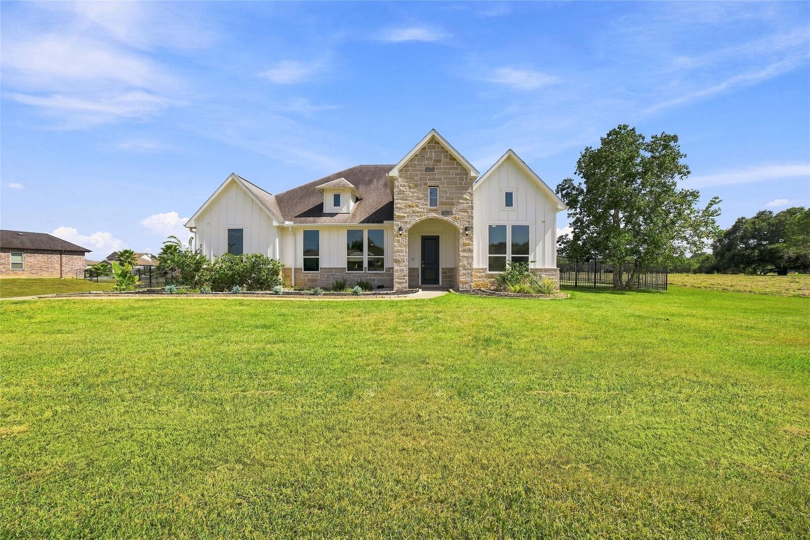 Property Photo:  203 Cavalry Trail Drive  TX 77583 