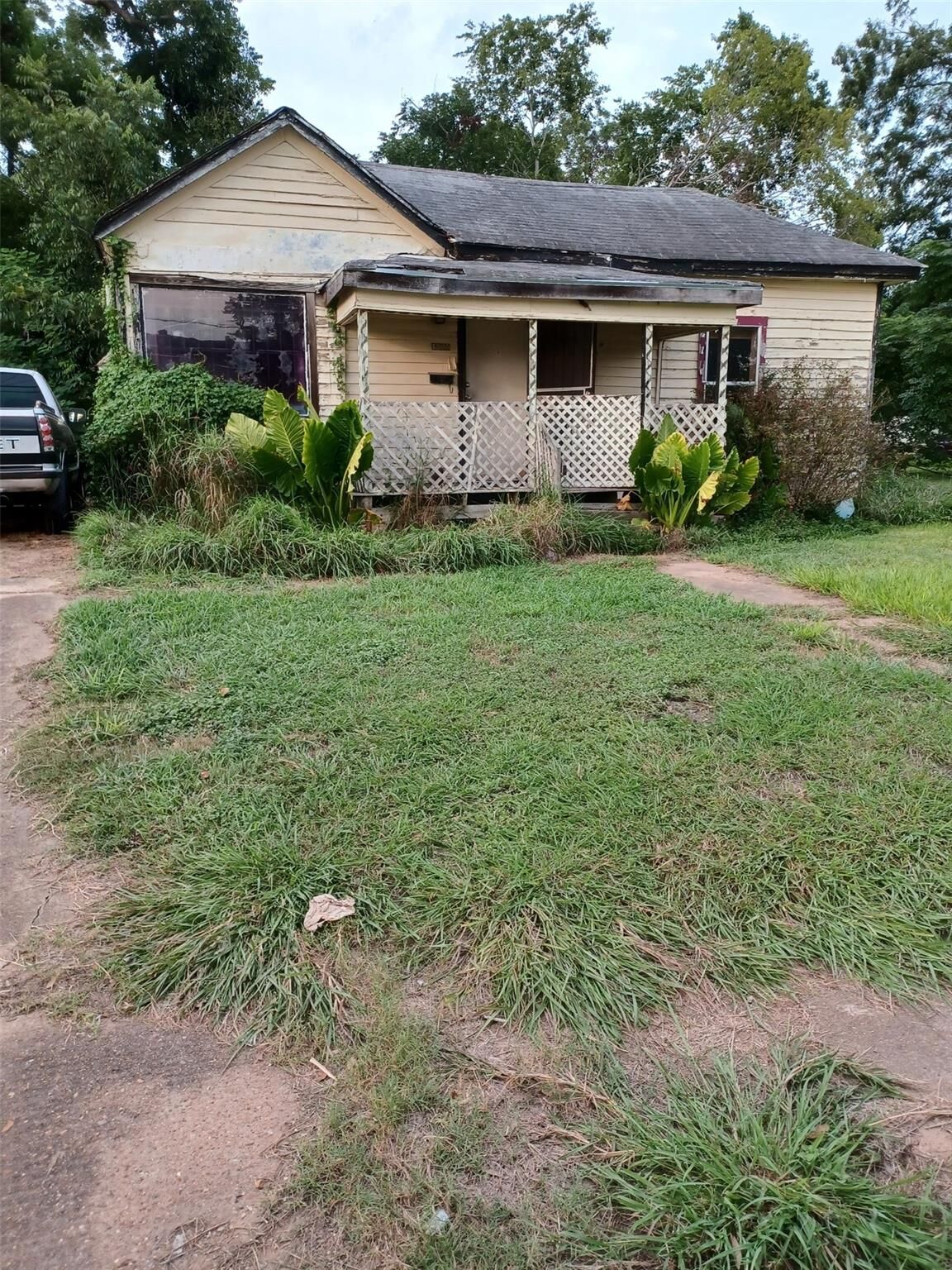 Property Photo: 1106 W Milam Street TX 77488