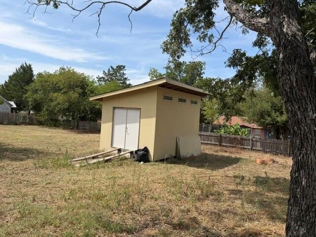 Property Photo: 707 W Madison Street TX 78621