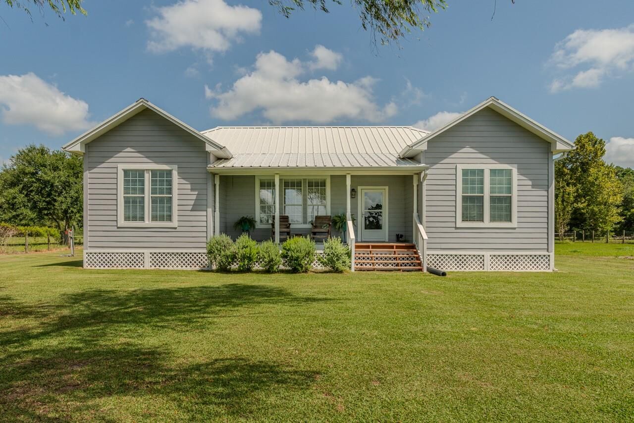 Property Photo:  1401 E Buccaneer Drive  TX 77665 