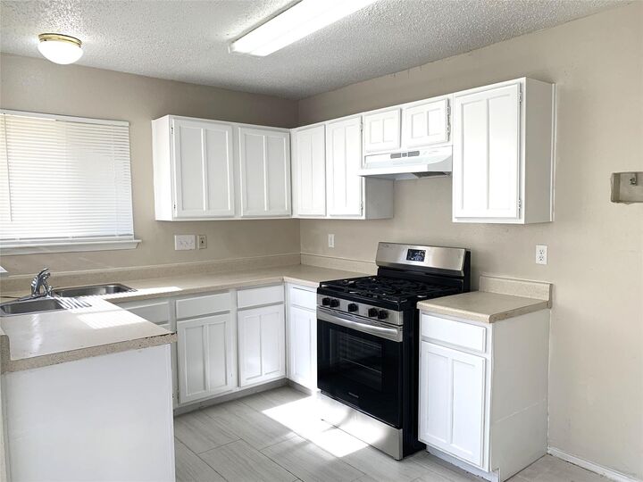 Property Photo:  2002 Greencourt Drive  TX 77489 
