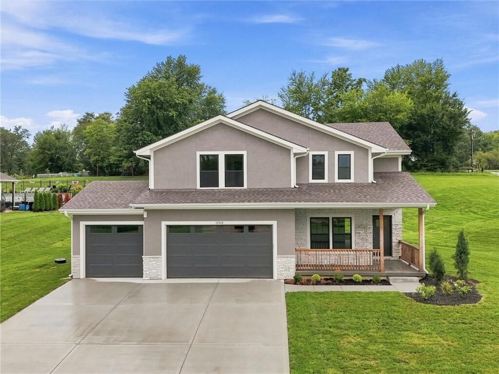 Property Photo: 13522 Oakridge Drive MO 64060