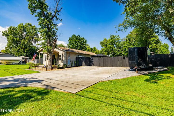 Property Photo: 410 Harville St TN 37804