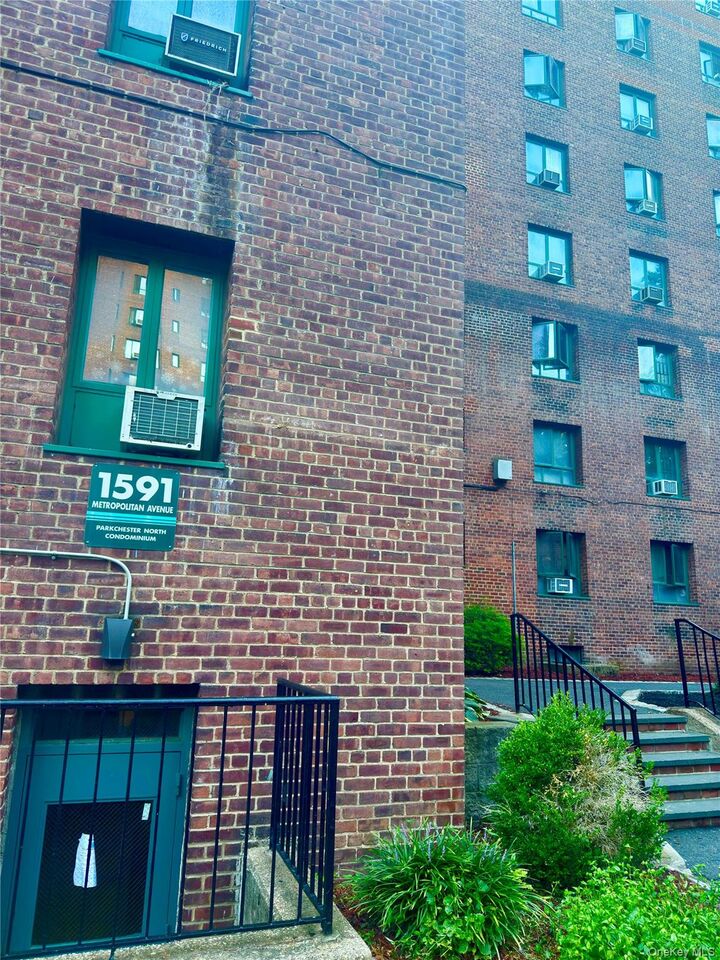 Property Photo:  1591 Metropolitan Avenue 5C  NY 10462 
