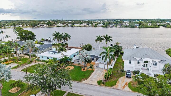 Property Photo:  704 Bayshore Drive  FL 34689 