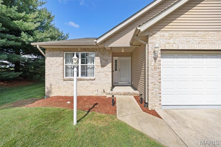 Property Photo:  424 Aaron Drive  IL 62220 