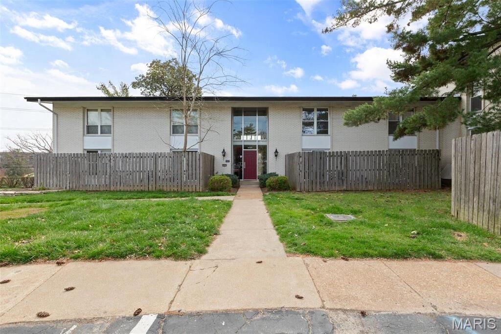Property Photo: 10415 Briarbend Drive 2 MO 63146