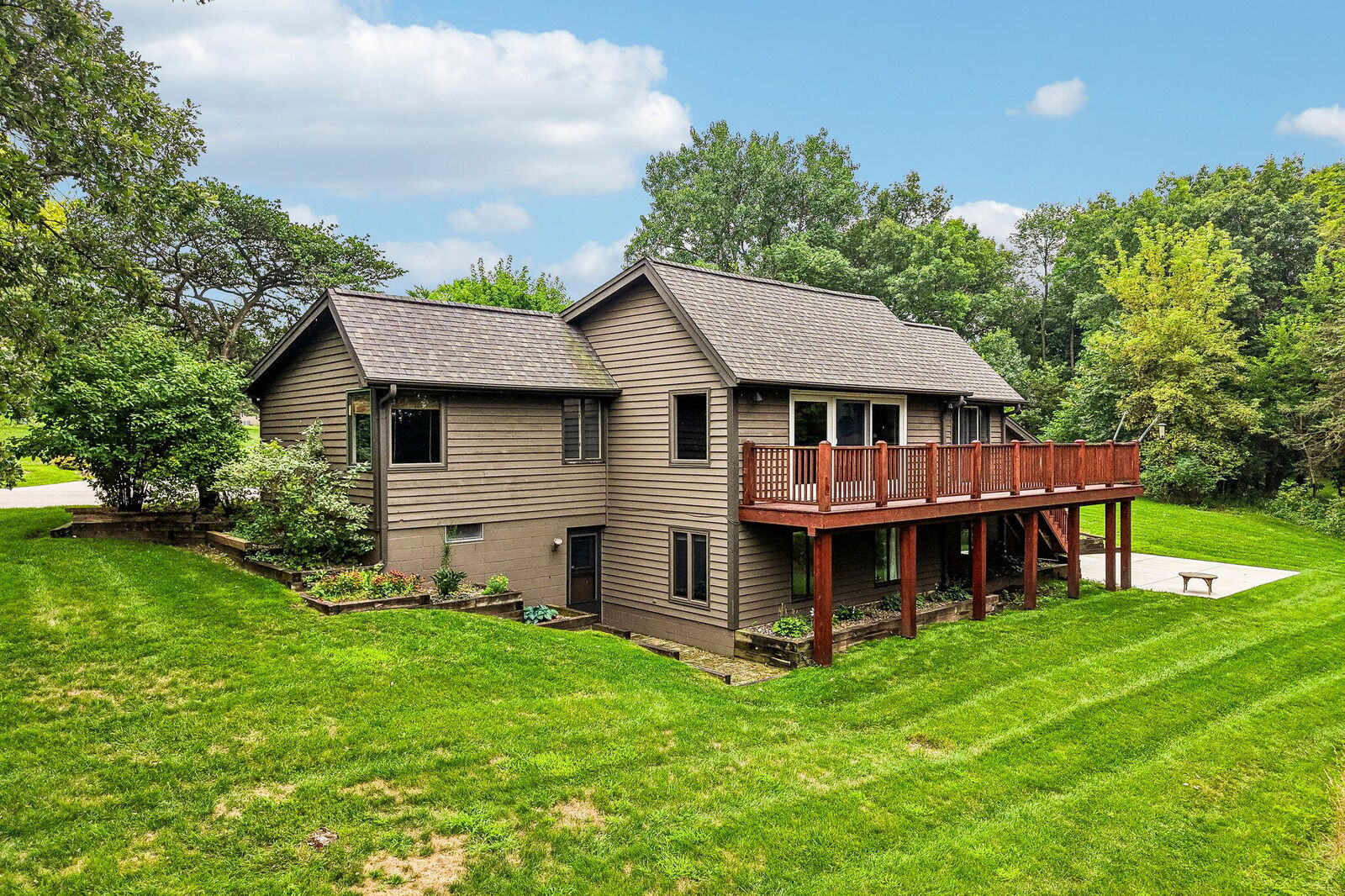 Property Photo:  W333s221 Glen Oaks Dr  WI 53018 