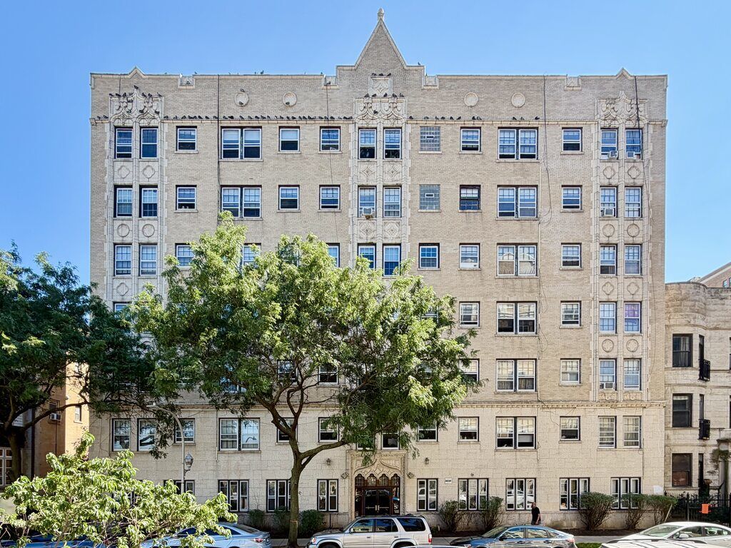 Property Photo: 917 W Eastwood Avenue 705 IL 60640