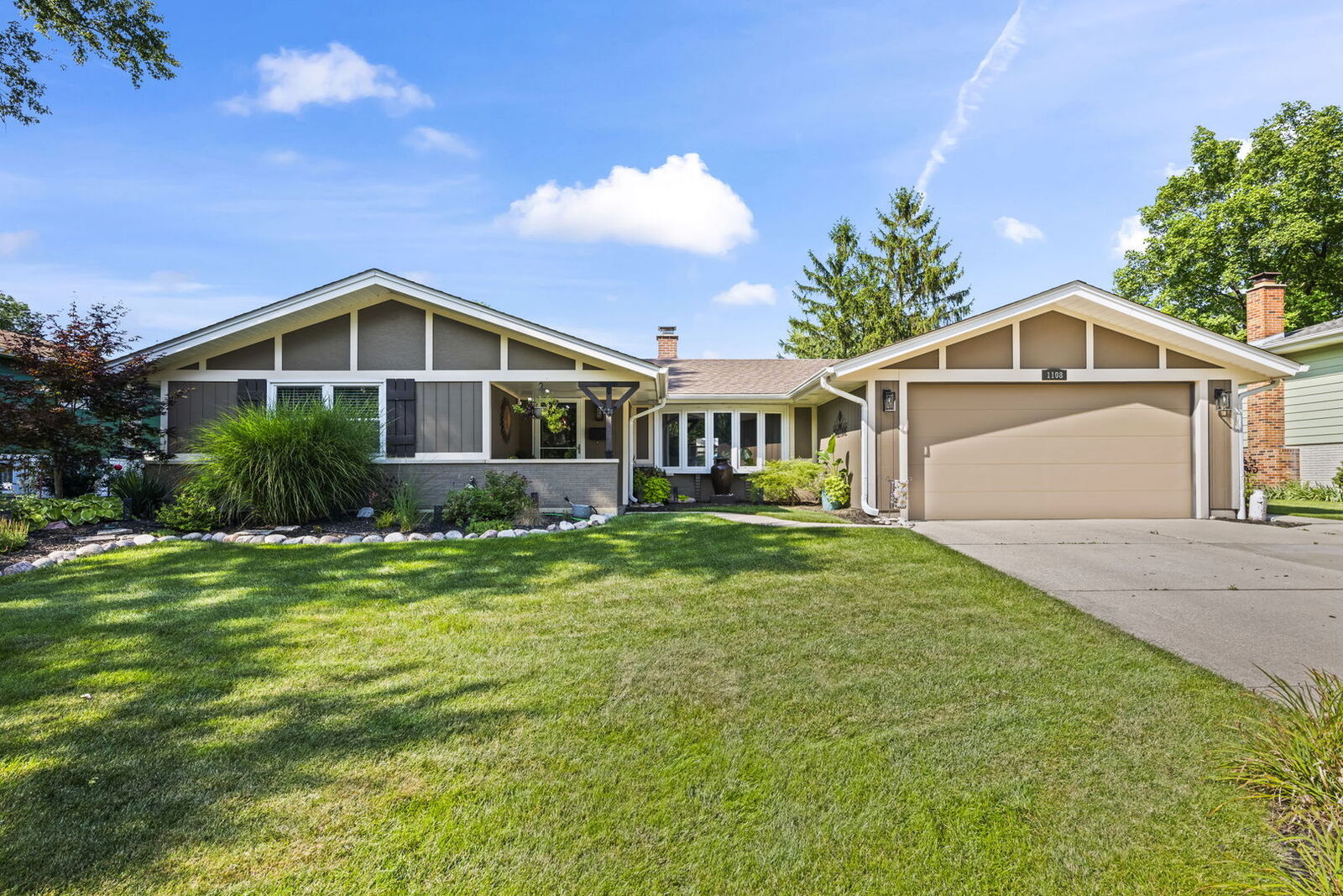 Property Photo:  1108 Bradford Lane  IL 60193 