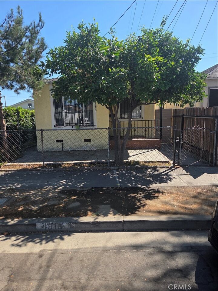 Property Photo:  4910 Nobel Street  CA 90040 