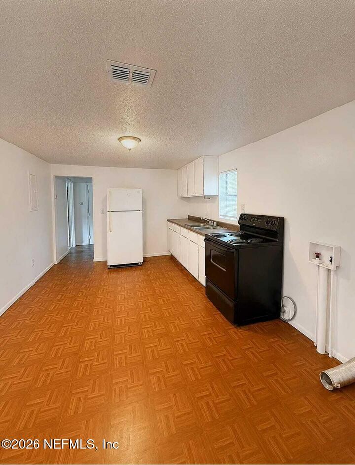 Property Photo: 2112 Tuskegee Road FL 32209