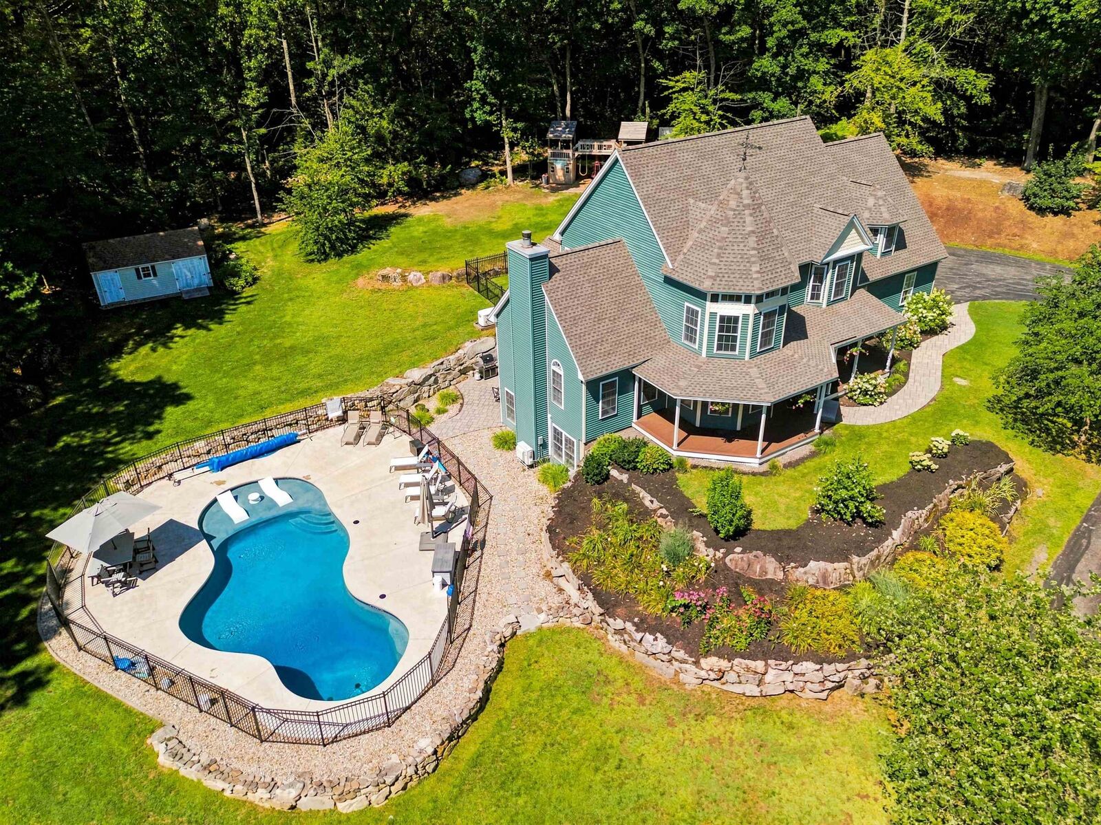 Property Photo:  6 Harrington Drive  NH 03054 