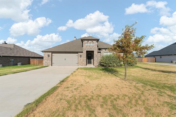 Property Photo: 125 Treys Way TX 76044