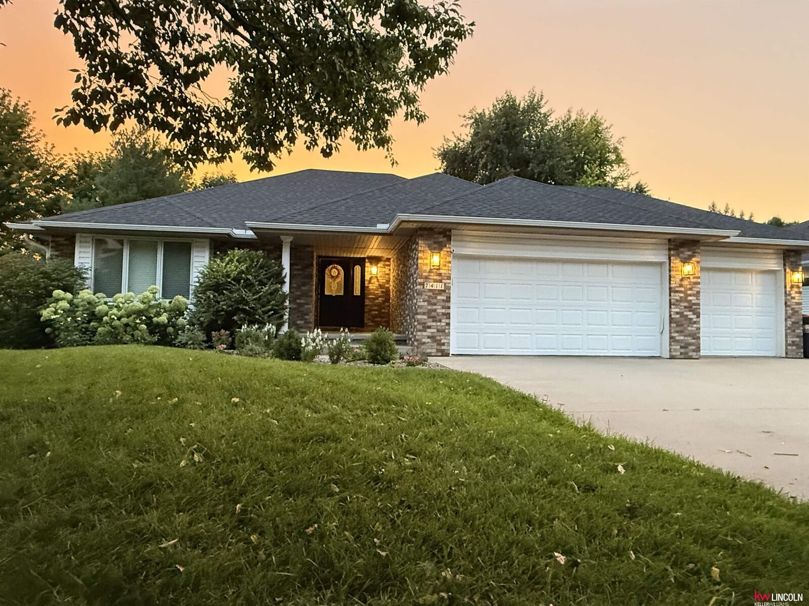Property Photo: 7411 S 41 Street NE 68516