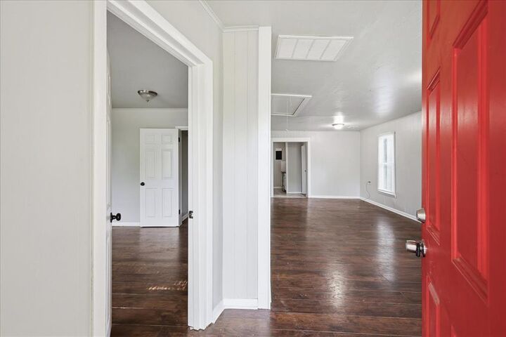 Property Photo: 1216 E Vilas Avenue OK 73044