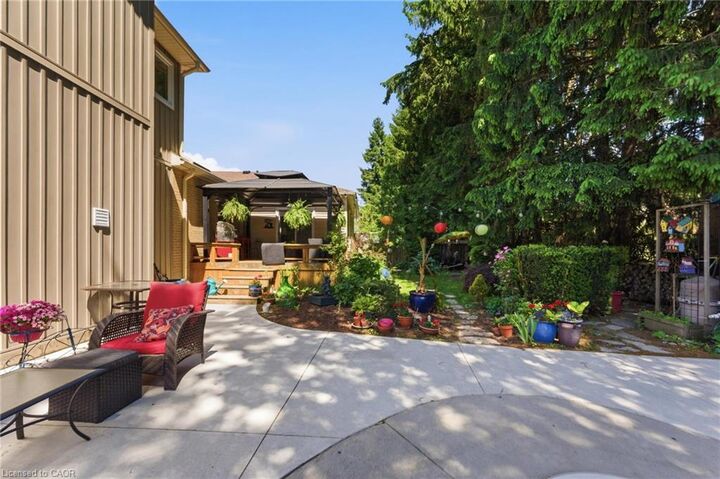 Property Photo:  82 Cumming Court Upper  ON L9G 1V3 