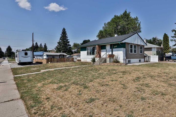 Property Photo:  1009 6 Avenue N  AB T1H 0S3 