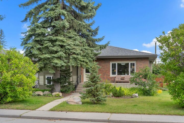 2204 Halifax Crescent NW — photo 1