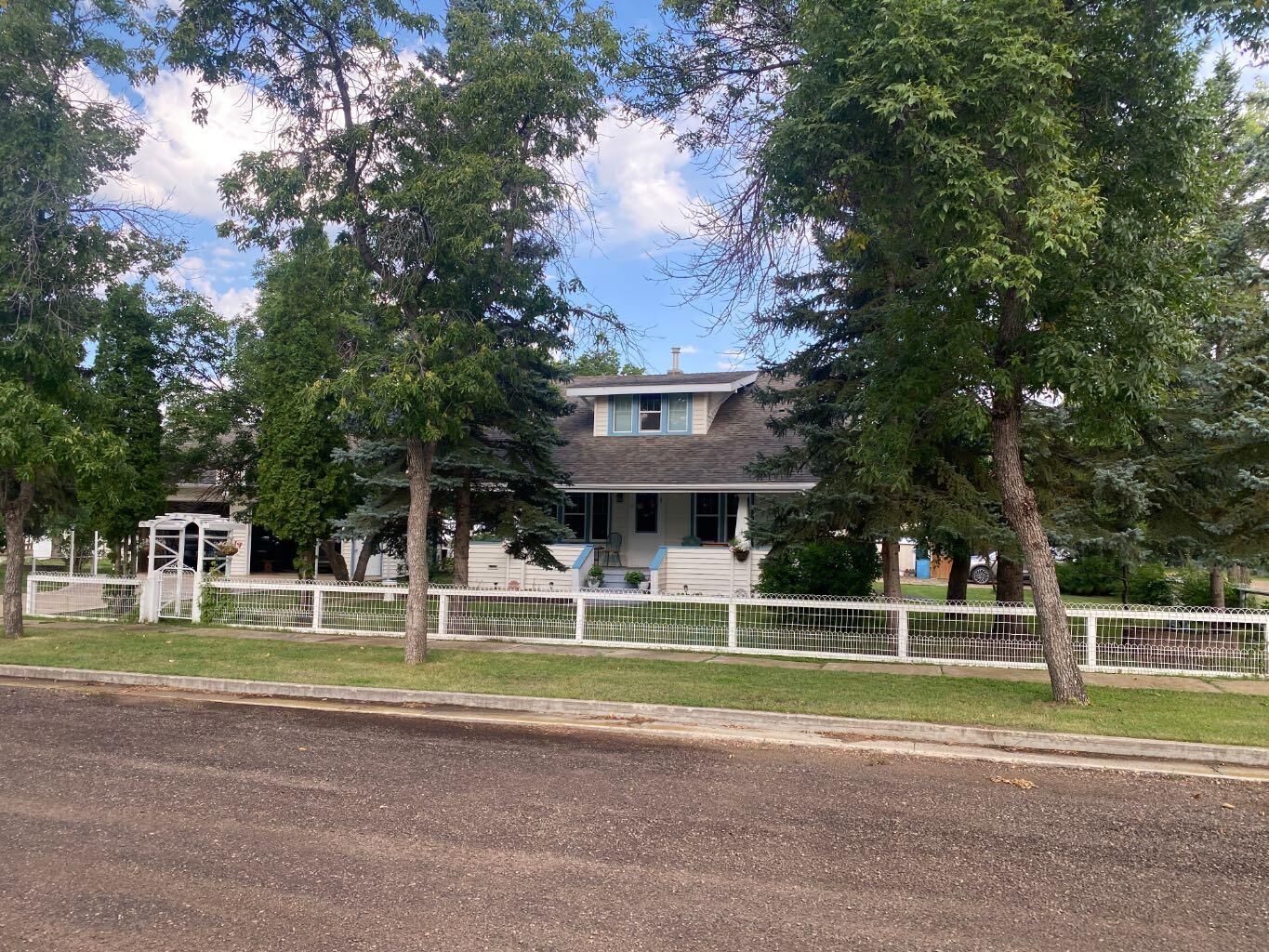Property Photo:  317 Main Street  AB T0B 0A0 