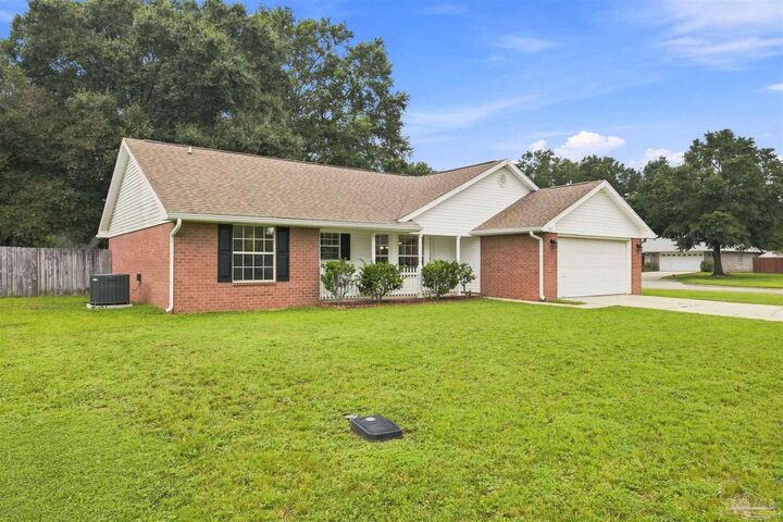 Property Photo: 5579 Sweetbirch Ln FL 32583