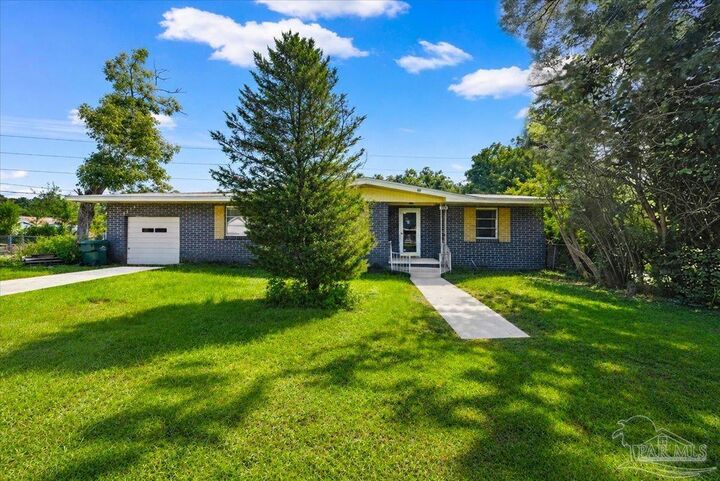 Property Photo: 308 Wegner Ave FL 32533