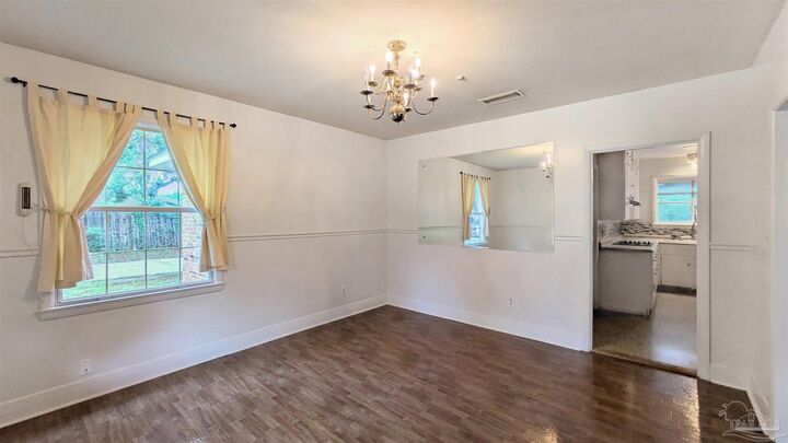 Property Photo: 2 Manor Dr FL 32507