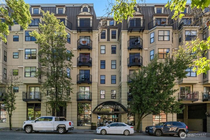 Property Photo:  425  Vine Street 706  WA 98121 