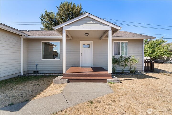 Property Photo:  2211  Washington Street  WA 98584 