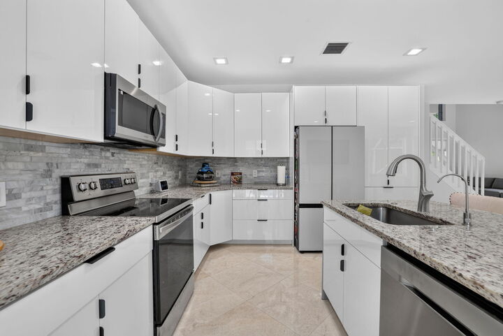 Property Photo:  5040 Heron Place  FL 33073 